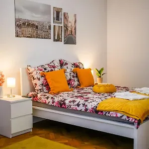 Ultracentral Golden Gatehouse 3 Bdrm Apartment Bucharest